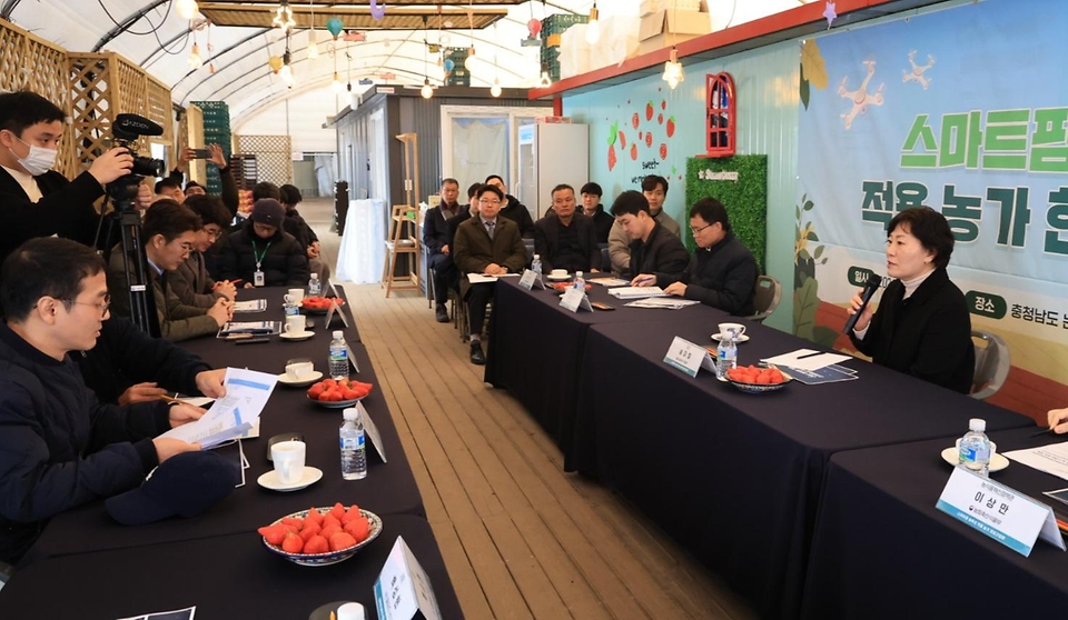 송미령 농림축산식품부 장관이 8일 충남 논산시의 한 딸기 농장을 찾아 스마트팜 솔루션 적용 농가 현장간담회를 하고 있다.