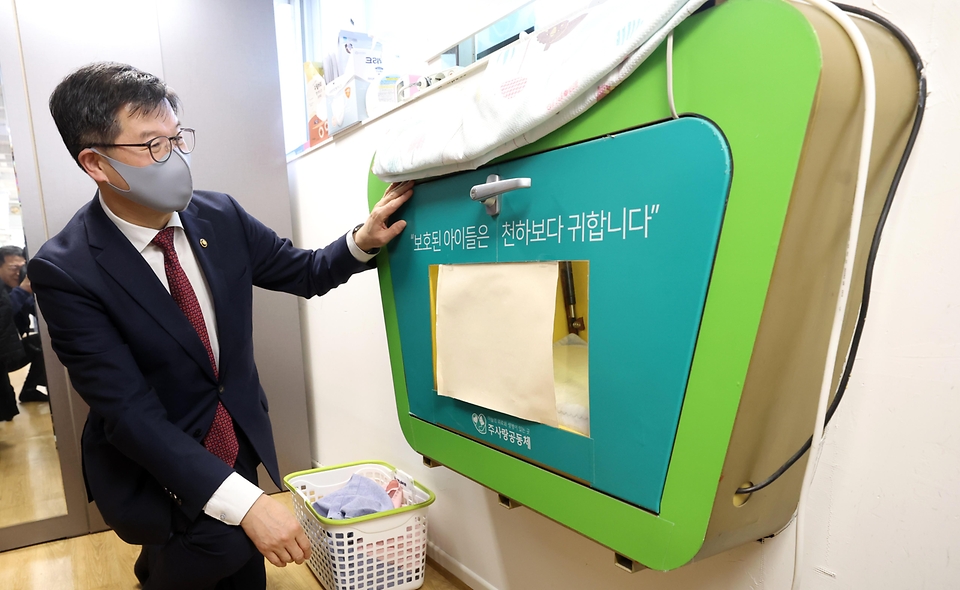 이기일 보건복지부 1차관이 8일 관악구 소재 재단법인 주사랑공동체(베이비박스 운영기관)에서 시설을 점검하고 있다.