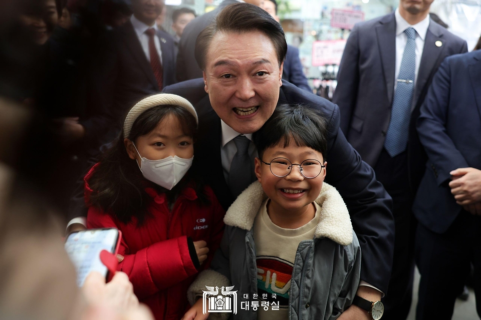 윤석열 대통령이 8일 서울 광진구 중곡제일시장을 방문해 어린이들을 안아주고 있다. 