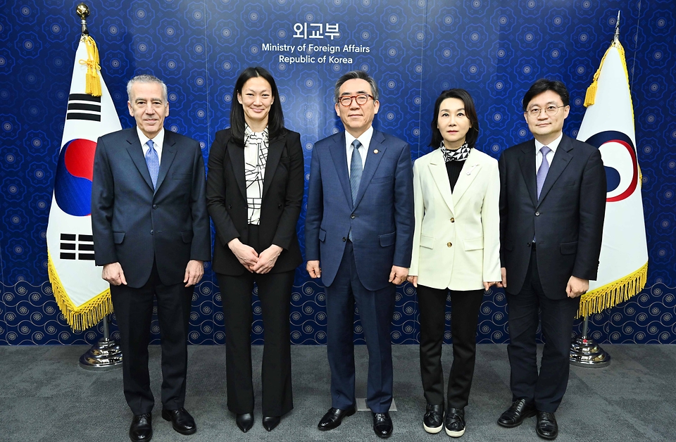조태열 외교부 장관이 15일 서울 종로구 외교부에서 방한 중인 줄리 터너(Julie Turner) 미국 국무부 북한인권특사를 만나 기념 촬영하고 있다. 