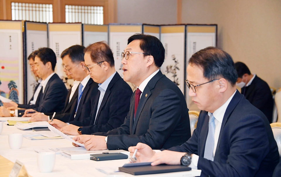 김병환 기획재정부 1차관이 15일 서울 종로구 정부서울청사에서 열린 ‘제37차 비상경제차관회의 겸 제10차 물가관계차관회의’에서 모두발언을 하고 있다. 