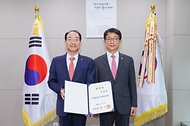 박상우 국토부 장관, 이성해 국가철도공단 신임 이사장에 임명장 전수  사진 1
