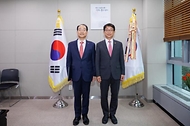 박상우 국토부 장관, 이성해 국가철도공단 신임 이사장에 임명장 전수  사진 3