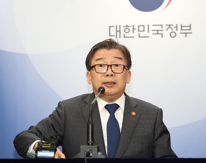 유철환 국민권익위원회 위원장이 16일 정부서울청사 브리핑룸에서 2024년 국민권익위원회 업무보고 브리핑을 하고 있다.