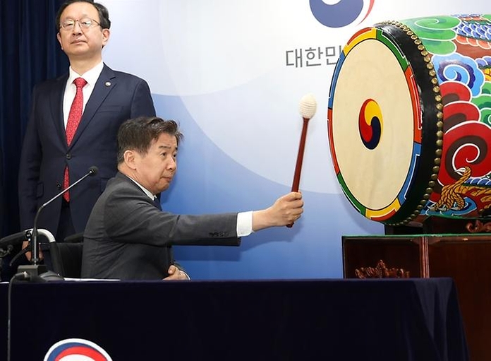 유철환 국민권익위원회 위원장이 16일 정부서울청사 브리핑룸에서 2024년도 국민권익위원회 업무계획 브리핑에 앞서 신문고를 두드리는 퍼포먼스를 하고 있다.