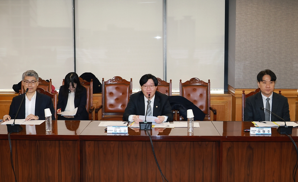 <p>김소영 금융위원회 부위원장이 20일 서울 중구 은행회관에서 국토교통부, 한국은행, 금융감독원, 주택금융공사, 주택도시보증공사, 은행연합회, 금융연구원 등 유관기관과 함께 가계부채 리스크를 점검하고 있다.</p>