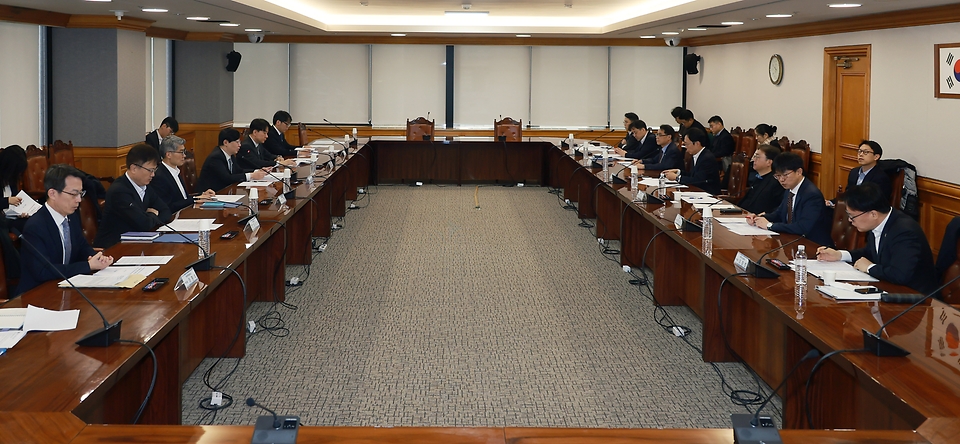 <p>김소영 금융위원회 부위원장이 20일 서울 중구 은행회관에서 국토교통부, 한국은행, 금융감독원, 주택금융공사, 주택도시보증공사, 은행연합회, 금융연구원 등 유관기관과 함께 가계부채 리스크를 점검하고 있다.</p>