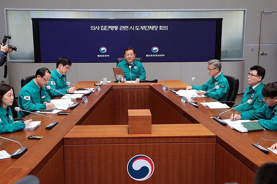 이상민 행정안전부 장관이 20일 정부서울청사 중앙재난안전대책본부 서울상황센터에서 열린 ‘의사 집단행동 관련 시·도 부단체장 회의’에서 관계자들과 논의하고 있다.