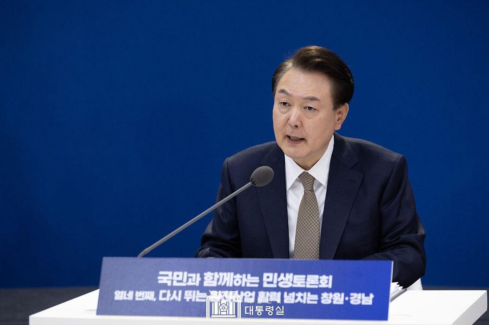 윤석열 대통령이 22일 경남 창원시 경남도청에서 ‘다시 뛰는 원전산업 활력 넘치는 창원·경남’을 주제로 열린 열네 번째 ‘국민과 함께하는 민생토론회’에서 발언하고 있다.