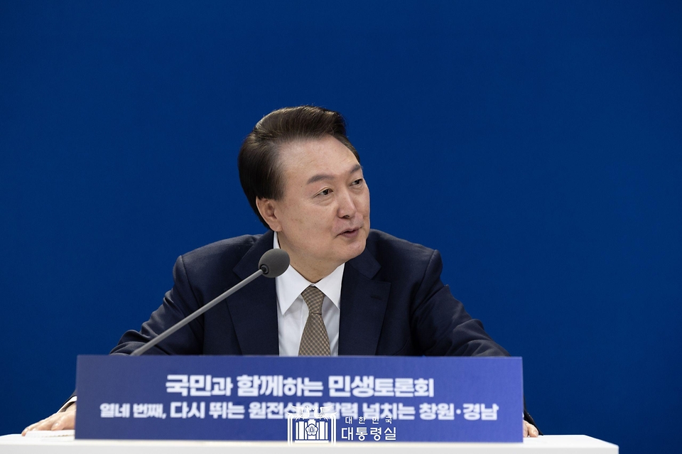 윤석열 대통령이 22일 경남 창원시 경남도청에서 ‘다시 뛰는 원전산업 활력 넘치는 창원·경남’을 주제로 열린 열네 번째 ‘국민과 함께하는 민생토론회’에서 발언하고 있다.