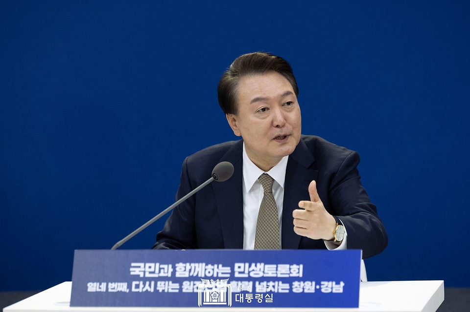 윤석열 대통령이 22일 경남 창원시 경남도청에서 ‘다시 뛰는 원전산업 활력 넘치는 창원·경남’을 주제로 열린 열네 번째 ‘국민과 함께하는 민생토론회’에서 발언하고 있다.