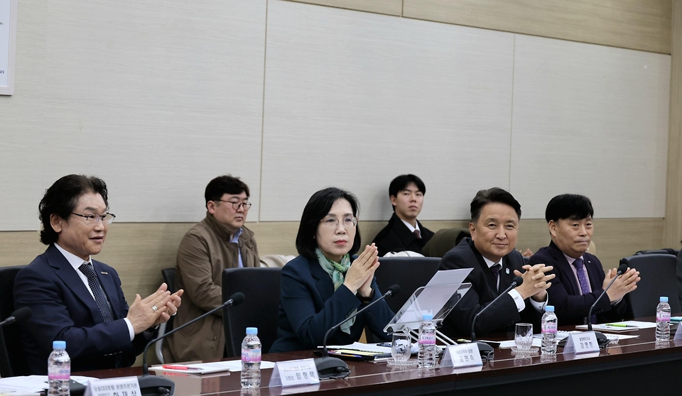 김현숙 여성가족부 장관이 21일 충북 청주시 오송생명과학단지에서 열린 ‘행복동행 2024-지역함께 일자리’ 간담회에 참석해 지역 여성인력 활용을 위한 업무협약 양해각서(MOU)를 체결하고 있다. 이번 업무협약은 여성가족부, 충청북도, 충북 경제기관단체들과 체결했다.