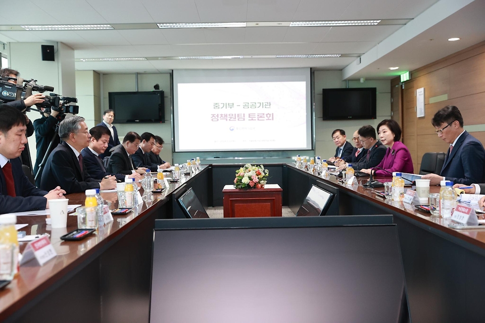 오영주 중소벤처기업부 장관이 22일 기술보증기금 서울지점 대회의실에서 열린 ‘중기부-공공기관 정책원팀 토론회’에서 발언을 하고 있다.