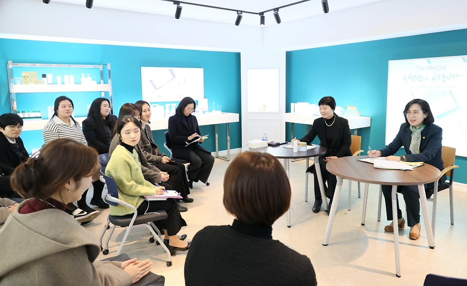 김현숙 여성가족부 장관이 21일 충북 청주시 오송생명과학단지에서 의료기기 전문기업인 ㈜메타바이오메드와 화장품·의약품 전문기업 ㈜에이치피앤씨 2개사를 방문하여 관계자에게 신기술분야 여성일자리 진입 확대에 대한 의견을 듣고 있다.