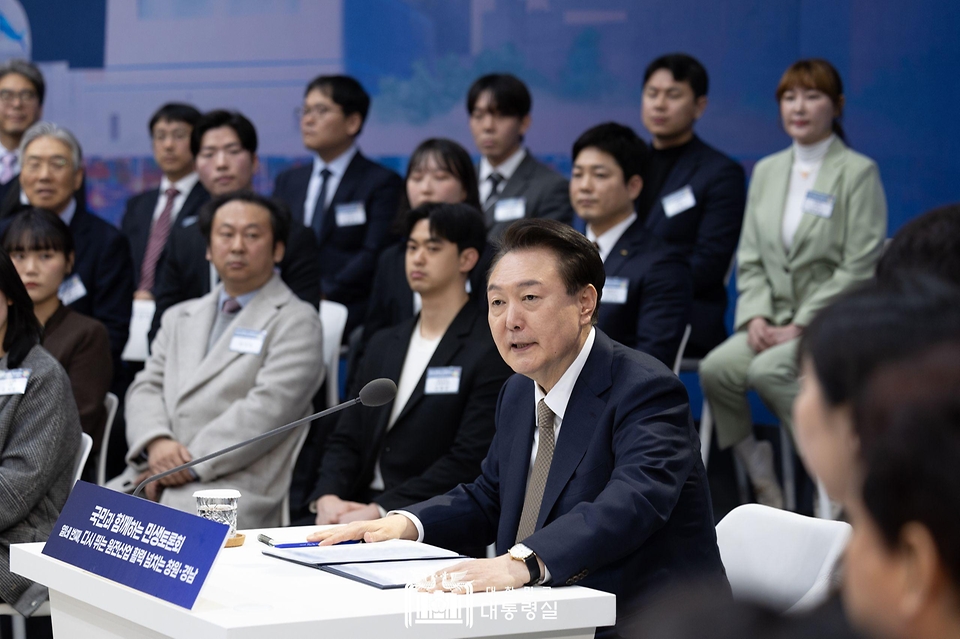 윤석열 대통령이 22일 경남 창원시 경남도청에서 ‘다시 뛰는 원전산업 활력 넘치는 창원·경남’을 주제로 열린 열네 번째 ‘국민과 함께하는 민생토론회’에서 발언하고 있다.