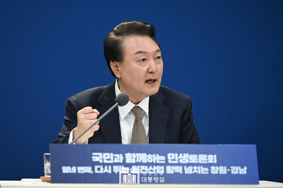 윤석열 대통령이 22일 경남 창원시 경남도청에서 ‘다시 뛰는 원전산업 활력 넘치는 창원·경남’을 주제로 열린 열네 번째 ‘국민과 함께하는 민생토론회’에서 발언하고 있다.