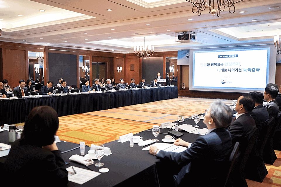 한화진 환경부 장관이 21일 그랜드 인터콘티넨탈 서울 파르나스에서 열린 ‘지속발전기업협의회(KBCSD) CEO 정책간담회’에서 참석자들과 논의하고 있다.