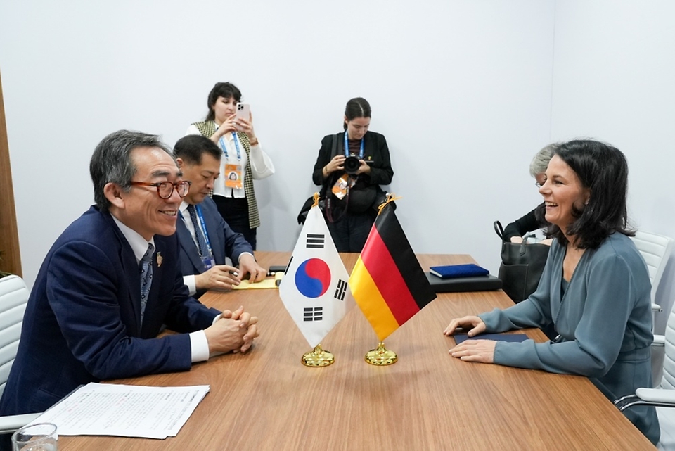 조태열 외교부 장관이 22일(현지시간) 브라질 리우데자네이루에서 열린 ‘G20 외교장관회의(2.21.-22) 약식 회담’에서 아날레나 배어보크(Annalena Baerbock) 독일 외교장관과 회담을 하고 있다. 
