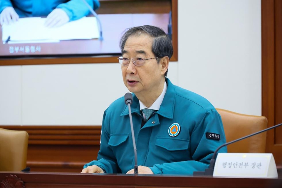 한덕수 국무총리가 23일 서울 종로구 정부서울청사에서 열린 ‘의사 집단행동 중앙재난안전대책본부 회의’에 참석해 보건의료재난 위기경보 ‘심각’ 발령에 대해 발언하고 있다.