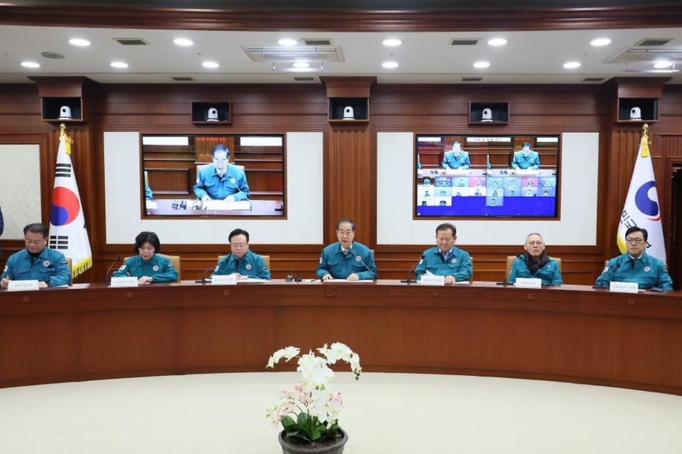 한덕수 국무총리가 23일 서울 종로구 정부서울청사에서 열린 ‘의사 집단행동 중앙재난안전대책본부 회의’에 참석해 보건의료재난 위기경보 ‘심각’ 발령에 대해 발언하고 있다.