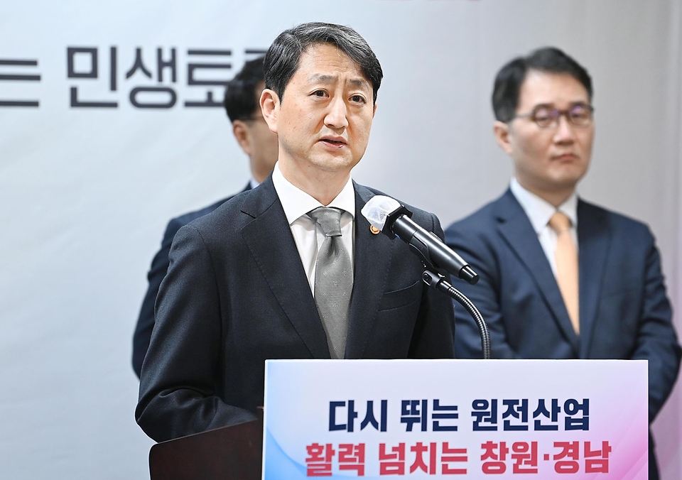 안덕근 산업통상자원부 장관이 22일 오후 경남도청에서 ‘다시 뛰는 원전산업, 활력 넘치는 창원·경남’을 주제로 열린 14번째 국민과 함께하는 민생토론회와 관련 브리핑하고 있다. 
