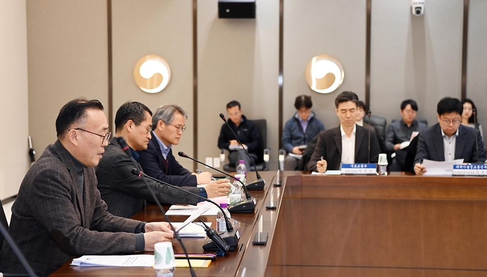 이한경 행정안전부 재난안전관리본부장이 22일 정부세종청사 중앙동 대회의실에서 열린 ‘안전시스템개편 종합대책 및 기후위기 혁신방안 제15차 점검회의’에서 관계자들과 논의 하고 있다.