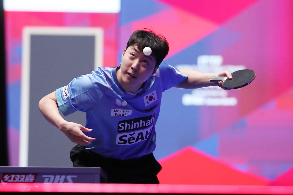 <p>23일 부산 해운대구 벡스코에서 열린 ‘BNK부산은행 2024 부산세계탁구선수권대회’ 남자단체전 8강전 대한민국과 덴마크 경기에서 대한민국 임종훈이 서브를 하고 있다.</p>
