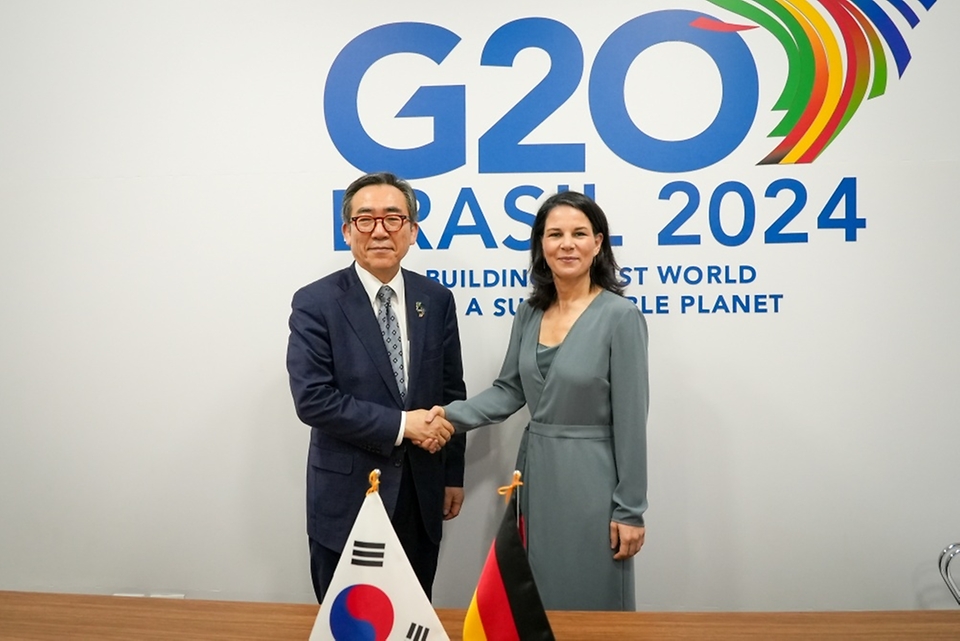 조태열 외교부 장관이 22일(현지시간) 브라질 리우데자네이루에서 열린 ‘G20 외교장관회의(2.21.-22) 약식 회담’에서 아날레나 배어보크(Annalena Baerbock) 독일 외교장관과 악수하며 기념촬영을 하고 있다. 