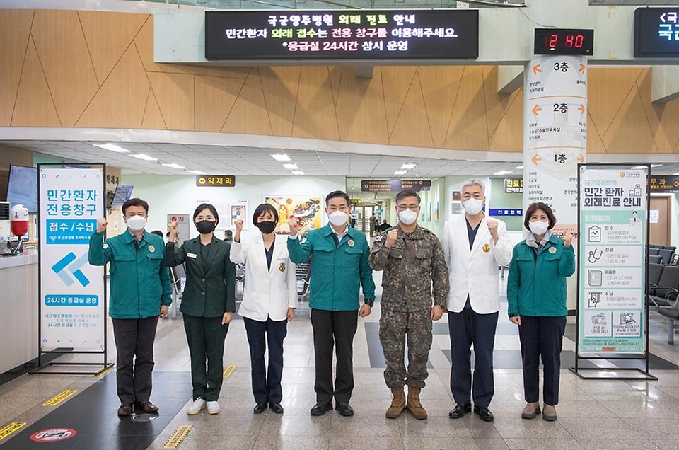 신원식 국방부 장관이 21일 경기도 양주시 국군양주병원을 방문해 국군양주병원장 및 관계자들과 기념 촬영을 하고 있다. 국방부는 의과대학 정원 확대에 반발한 전공의 등 의사들의 집단 움직임에 대비해 20일부터 12개 군 병원 응급실을 민간에 개방했다.