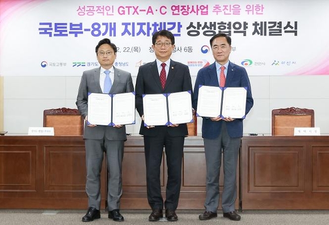 박상우 국토교통부 장관이 22일 정부세종청사에서 열린 ‘수도권 광역급행철도(GTX)-A·C 연장 사업 신속 추진을 위한 상생 협약 체결식’에서 오후석 경기도 행정2부지사(왼쪽), 정장선 평택 시장과 GTX-A 노선 연장 상생협력 협약서에 서명한 뒤 기념 촬영을 하고 있다. 