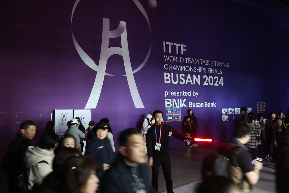 <p>23일 부산 해운대구 벡스코에서 열린 ‘BNK부산은행 2024 부산세계탁구선수권대회’ 남자단체전 8강전 대한민국과 덴마크 경기에서 관중들이 질서있게 입장하고 있다.</p>