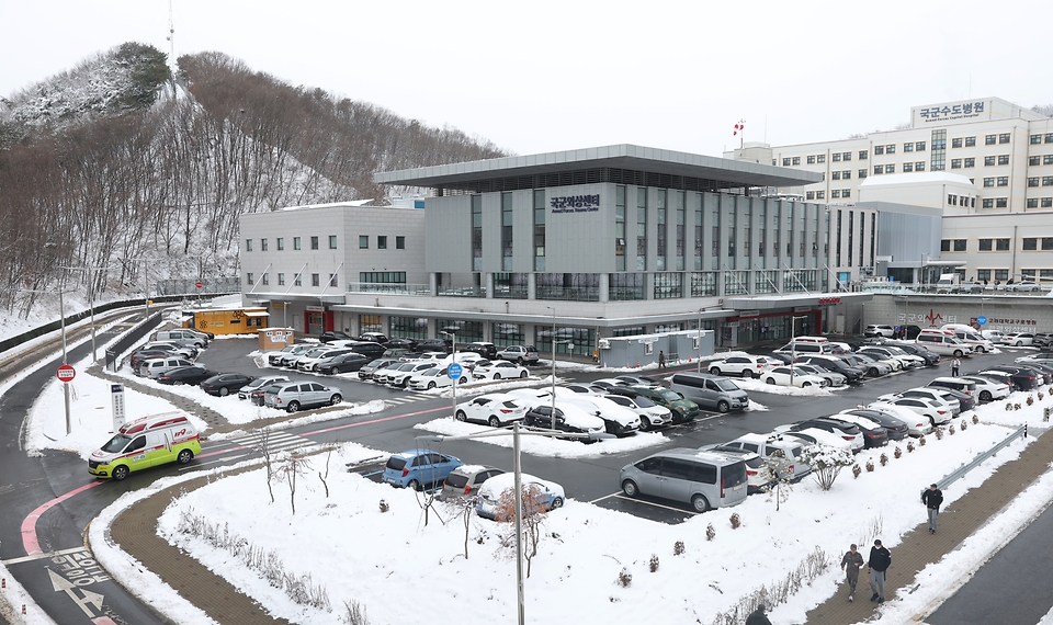 <p>의과대학 정원 확대 방침에 반발하는 전공의들의 집단 행동으로 의료대란이 가시화되고 있는 가운데 정부는 공공 의료기관과군 병원을 20일 개방했다. 사진은 22일 성남시 분당구 국군수도병원 국군외상센터 모습.</p>