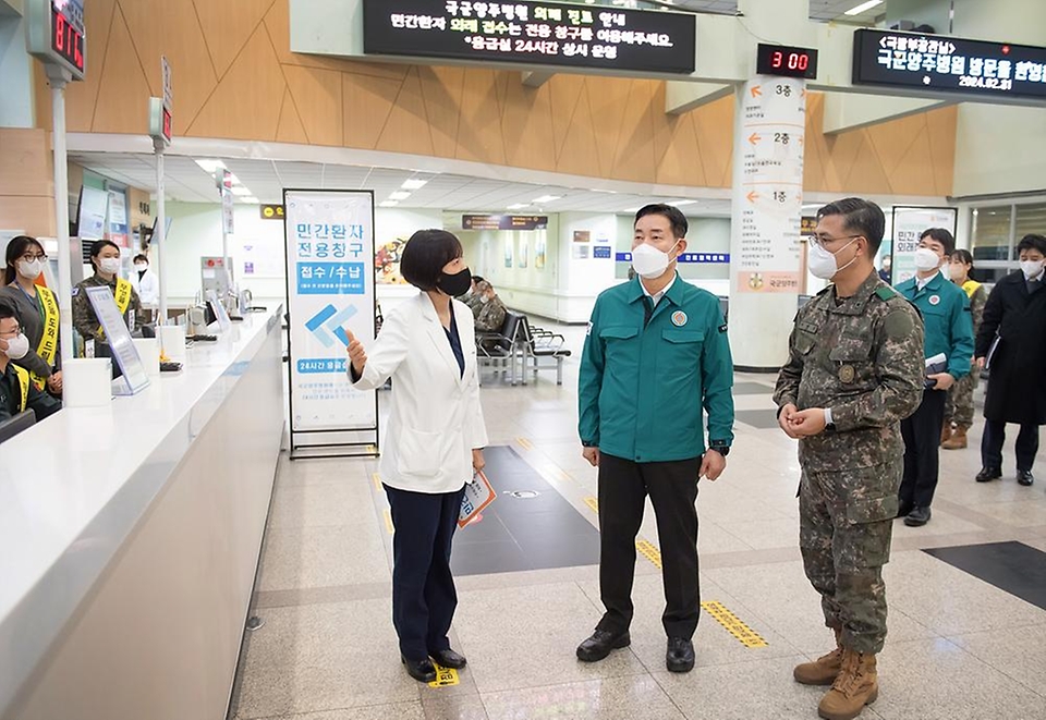신원식 국방부 장관이 21일 경기도 양주시 국군양주병원 응급실에서 국군양주병원장으로부터 민간인 환자 응급실 방문 시 진료 절차에 대한 보고를 받고 있다. 국방부는 의과대학 정원 확대에 반발한 전공의 등 의사들의 집단 움직임에 대비해 20일부터 12개 군 병원 응급실을 민간에 개방했다.