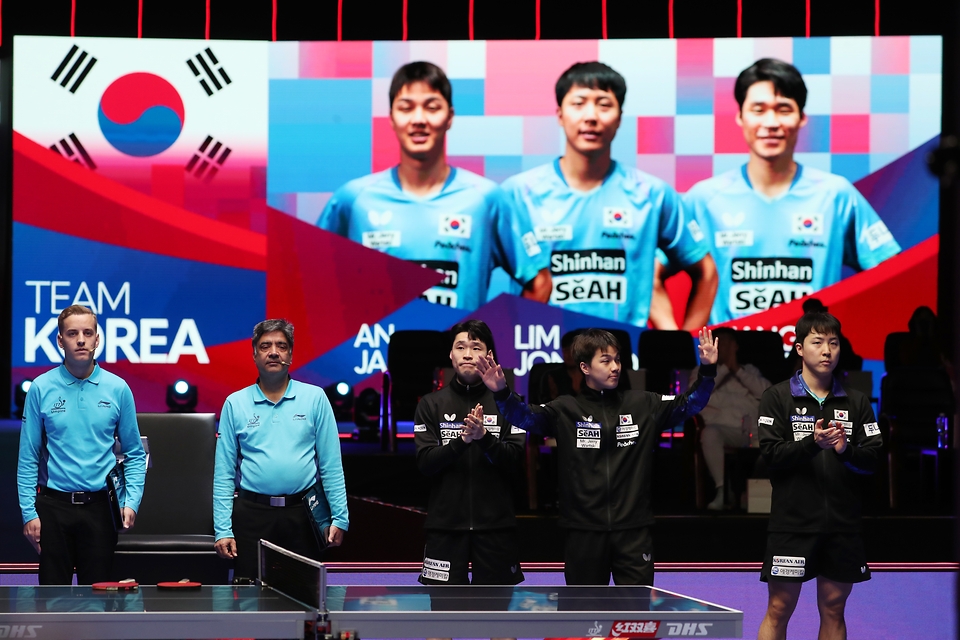 <p>23일 부산 해운대구 벡스코에서 열린 ‘BNK부산은행 2024 부산세계탁구선수권대회’ 남자단체전 8강전 대한민국과 덴마크 경기에서 대한민국 선수들이 인사를 하고 있다.</p>