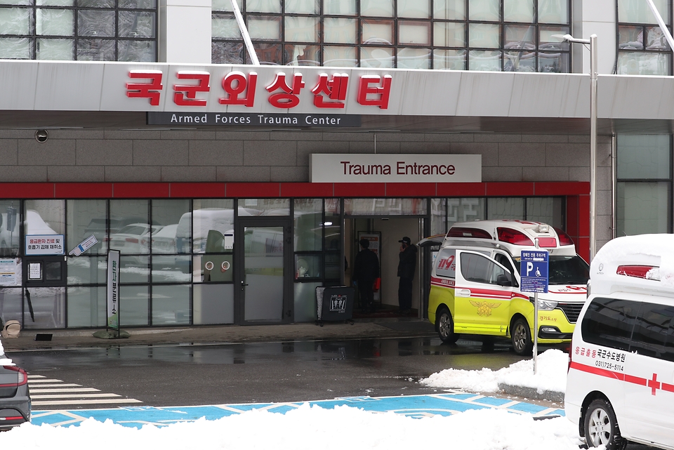 <p>의과대학 정원 확대 방침에 반발하는 전공의들의 집단 행동으로 의료대란이 가시화되고 있는 가운데 정부는 공공 의료기관과군 병원을 20일 개방했다. 사진은 22일 성남시 분당구 국군수도병원 국군외상센터 모습.</p>