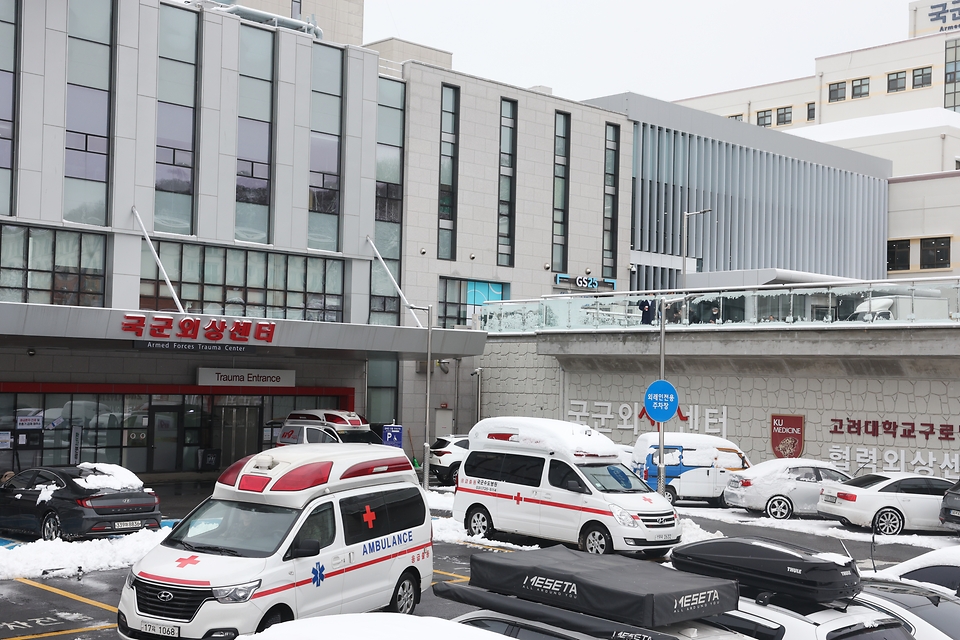 <p>의과대학 정원 확대 방침에 반발하는 전공의들의 집단 행동으로 의료대란이 가시화되고 있는 가운데 정부는 공공 의료기관과군 병원을 20일 개방했다. 사진은 22일 성남시 분당구 국군수도병원 국군외상센터 모습.</p>
