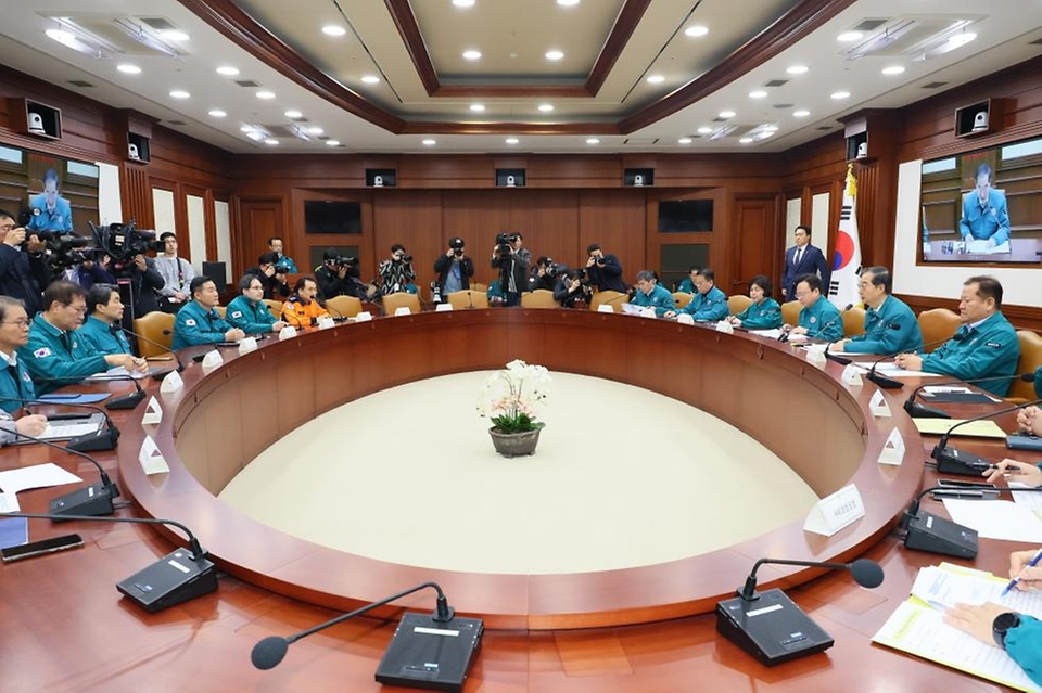 한덕수 국무총리가 23일 서울 종로구 정부서울청사에서 열린 ‘의사 집단행동 중앙재난안전대책본부 회의’에 참석해 보건의료재난 위기경보 ‘심각’ 발령에 대해 발언하고 있다.