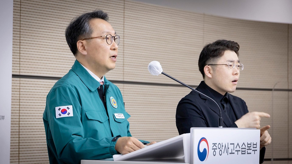 박민수 보건복지부 2차관이 26일 정부세종청사에서 열린 ‘의사 집단행동 중앙재난안전대책본부 브리핑’을 진행하고 있다. 이번 브리핑에선 3월부터 수사와 기소 등 추가적인 사법 처리도 불가피할 것인 만큼 즉시 환자 곁으로 복귀해달라고 강조하며 근무지를 이탈한 전공의들에게 29일까지 의료현장으로 복귀해달라고 요청했다. 