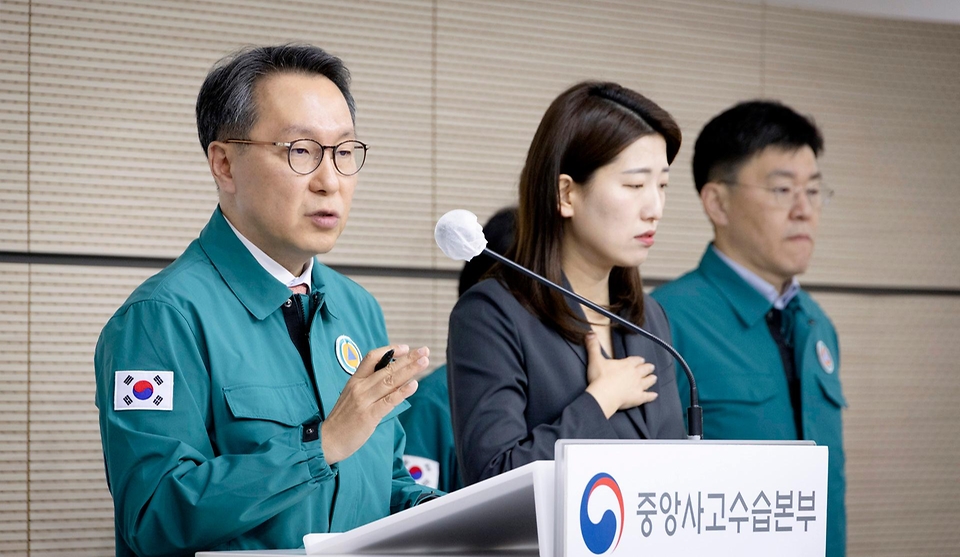 박민수 보건복지부 2차관이 26일 정부세종청사에서 열린 ‘의사 집단행동 중앙재난안전대책본부 브리핑’을 진행하고 있다. 이번 브리핑에선 3월부터 수사와 기소 등 추가적인 사법 처리도 불가피할 것인 만큼 즉시 환자 곁으로 복귀해달라고 강조하며 근무지를 이탈한 전공의들에게 29일까지 의료현장으로 복귀해달라고 요청했다. 