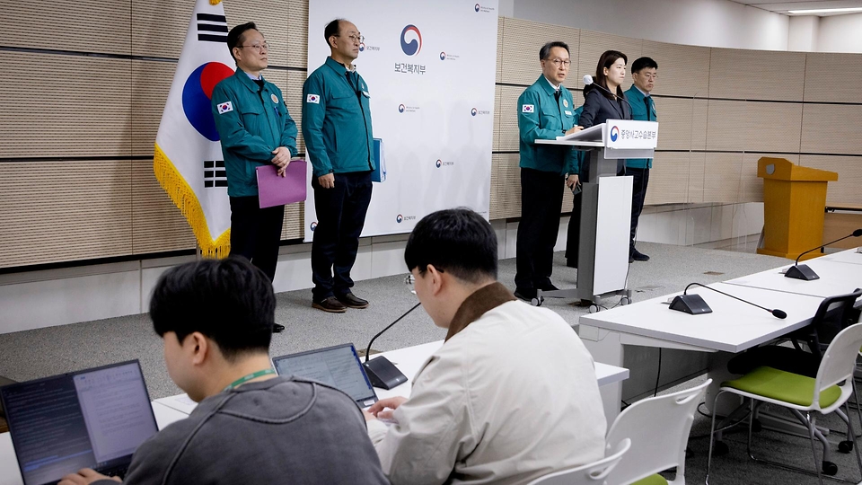 박민수 보건복지부 2차관이 26일 정부세종청사에서 열린 ‘의사 집단행동 중앙재난안전대책본부 브리핑’을 진행하고 있다. 이번 브리핑에선 3월부터 수사와 기소 등 추가적인 사법 처리도 불가피할 것인 만큼 즉시 환자 곁으로 복귀해달라고 강조하며 근무지를 이탈한 전공의들에게 29일까지 의료현장으로 복귀해달라고 요청했다. 