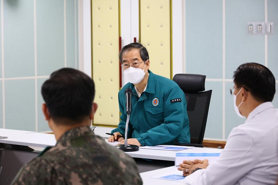 한덕수 국무총리가 25일 일반인들에게 진료를 개방한 경기도 성남시 국군수도병원을 방문해 의사 집단행동 대비 현장점검에 앞서 모두발언을 하고 있다. 의과대학 정원 확대에 반발한 전공의 등 의사들의 집단 움직임에 20일부터 12개 군 병원 응급실을 민간에 개방했다.
