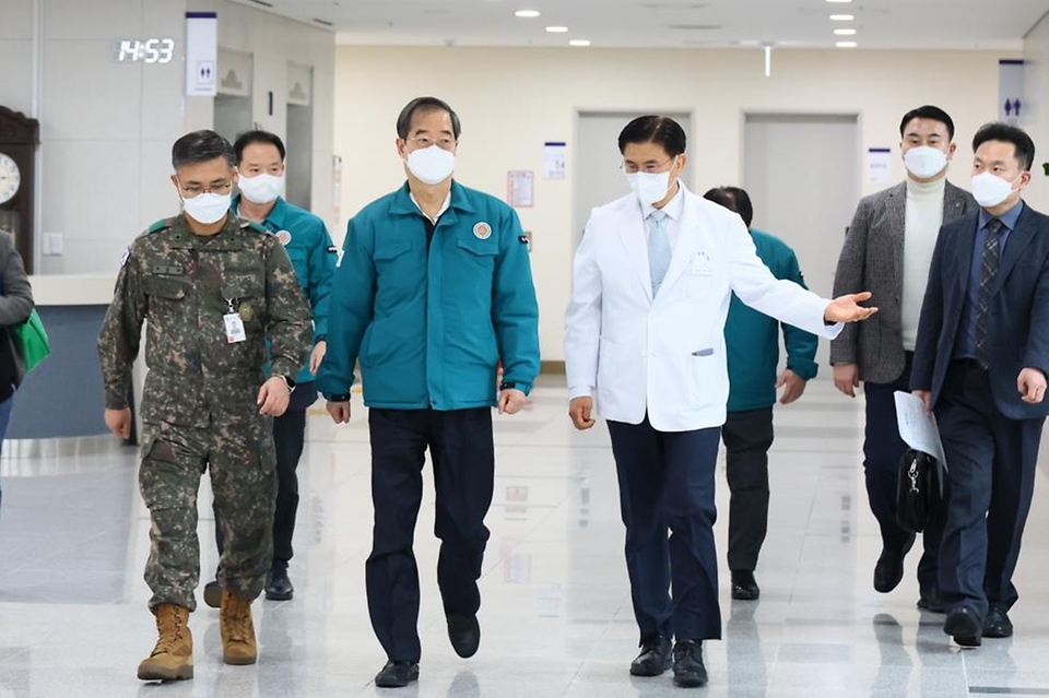 한덕수 국무총리가 25일 일반인들에게 진료를 개방한 경기도 성남시 국군수도병원을 방문해 비상 의료체계 상황을 점검하고 있다. 의과대학 정원 확대에 반발한 전공의 등 의사들의 집단 움직임에 20일부터 12개 군 병원 응급실을 민간에 개방했다.
