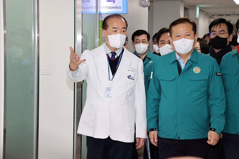 이상민 행정안전부 장관이 23일 경북 김천시 김천의료원에서 관계자들과 의료원 현황을 보고받고 연장근무 등 비상 진료에 따른 애로사항을 청취했다.