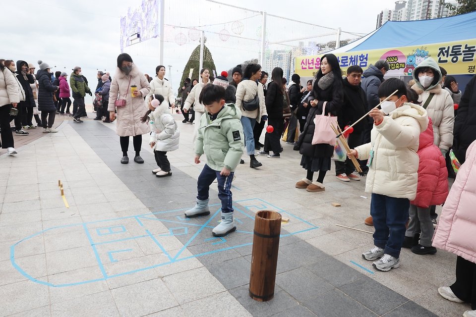 <p>24일 오후 부산 서구 송도해수욕장에서 정월대보름 맞이 달집태우기행사에서 시민들이 민속놀이를 체험하고 있다. </p>