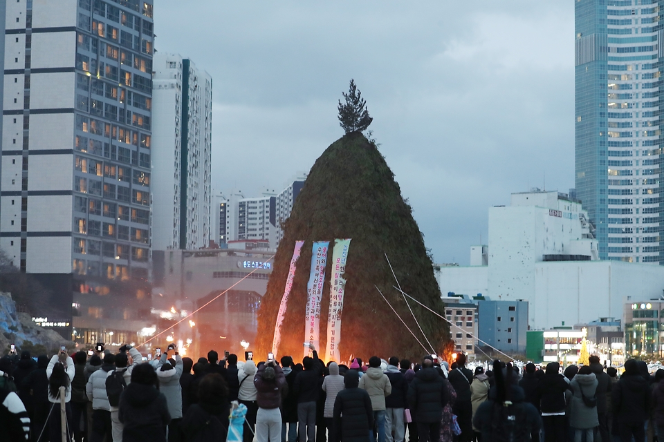 <p>24일 오후 부산 서구 송도해수욕장에서 열린 정월대보름 맞이 달집태우기행사에서 달집에 불이 점화되고 있다. </p>