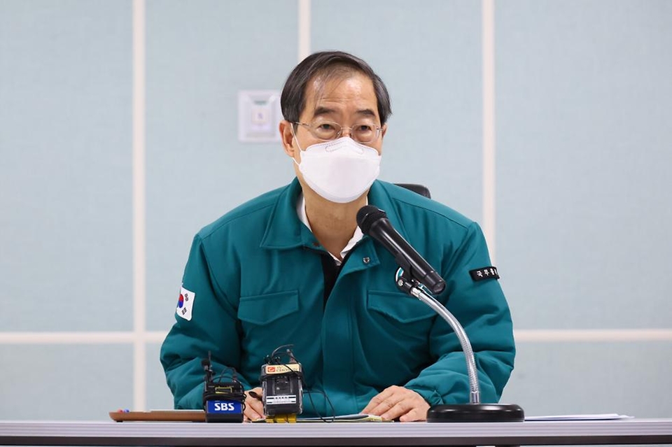 한덕수 국무총리가 25일 일반인들에게 진료를 개방한 경기도 성남시 국군수도병원을 방문해 의사 집단행동 대비 현장점검에 앞서 모두발언을 하고 있다. 의과대학 정원 확대에 반발한 전공의 등 의사들의 집단 움직임에 20일부터 12개 군 병원 응급실을 민간에 개방했다.
