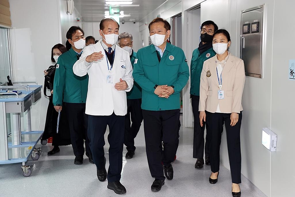 이상민 행정안전부 장관이 23일 경북 김천시 김천의료원에서 관계자들과 의료원 현황을 보고받고 연장근무 등 비상 진료에 따른 애로사항을 청취했다.