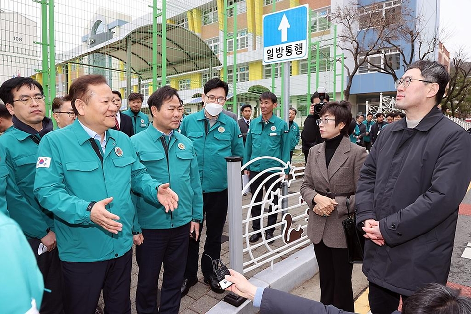 이상민 행정안전부 장관이 23일 경북 김천시 김천부곡초등학교를 찾아 관계자들과 어린이 통학로 안전 확보 및 학교 주변환경 안전관리 현실과 실태를 확인하고 있다.