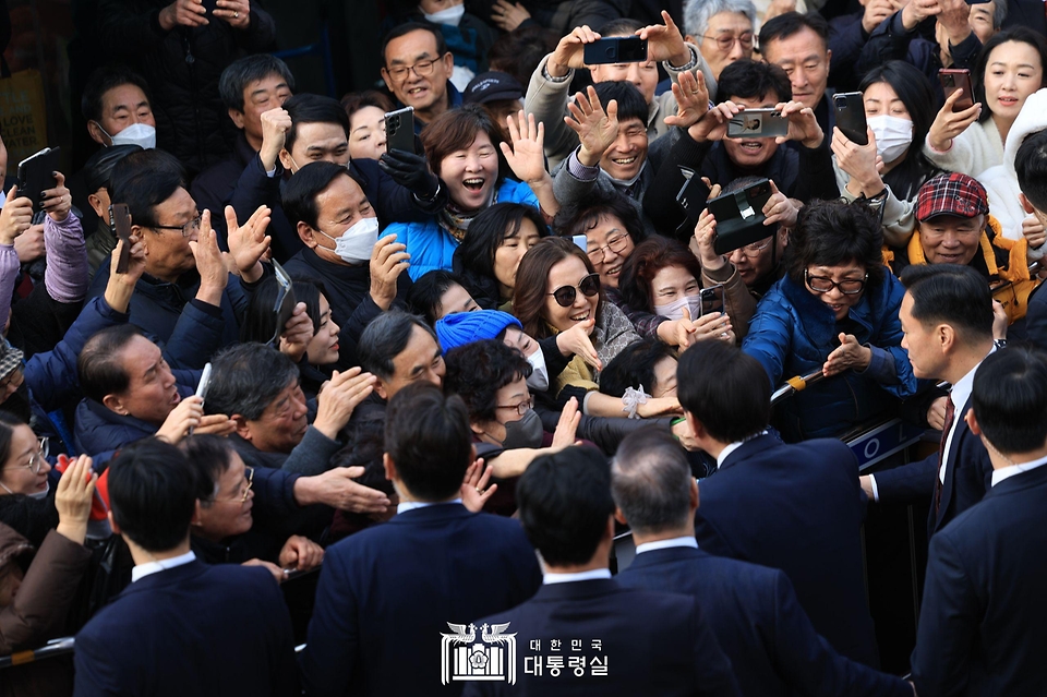 윤석열 대통령이 26일 충남 서산 동부 전통시장을 방문해 시민, 상인들과 인사하고 있다. 