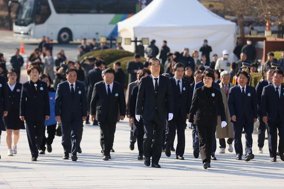 한덕수 국무총리가 28일 대구 달서구 대구문화예술회관에서 열린 대한민국 최초의 민주화운동으로 평가받는 제64주년 2·28 민주운동 기념식에 앞서 2·28 민주운동 기념탑을 참배하기 위해 이동하고 있다.